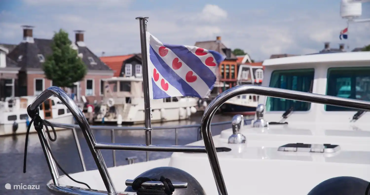 In Lemmer liegen viele Boote vor Anker