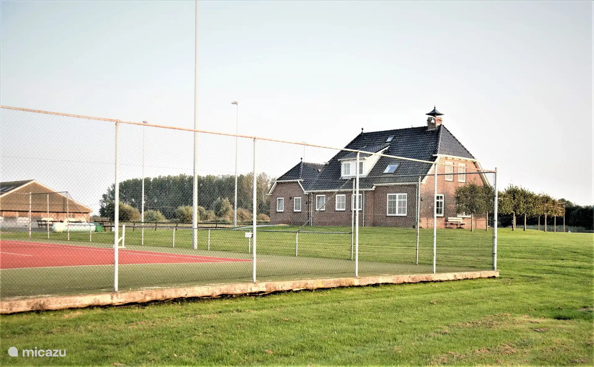 Tennisplatz neben dem Haus kann genutzt werden