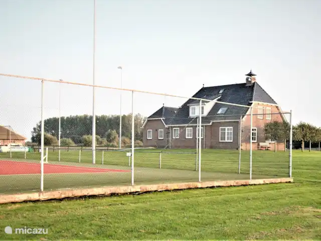 Villa Efkes Pypskoft | Pays-Bas, Frise, Lemmer - maison de vacances Un court de tennis à côté de la maison peut être utilisé