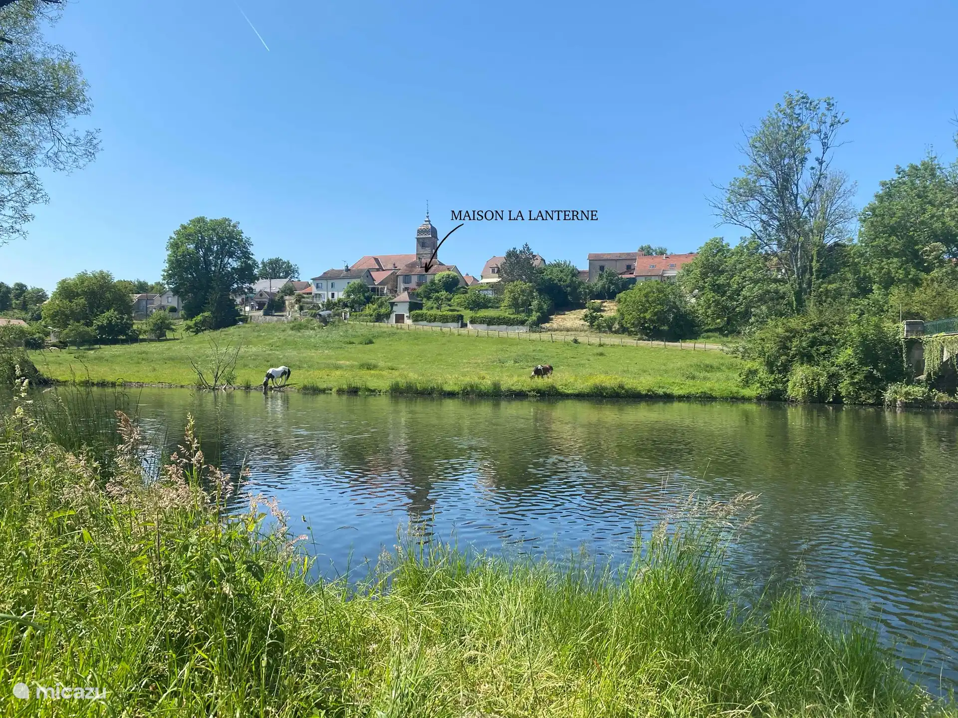 Blick auf das Haus vom Fluss aus