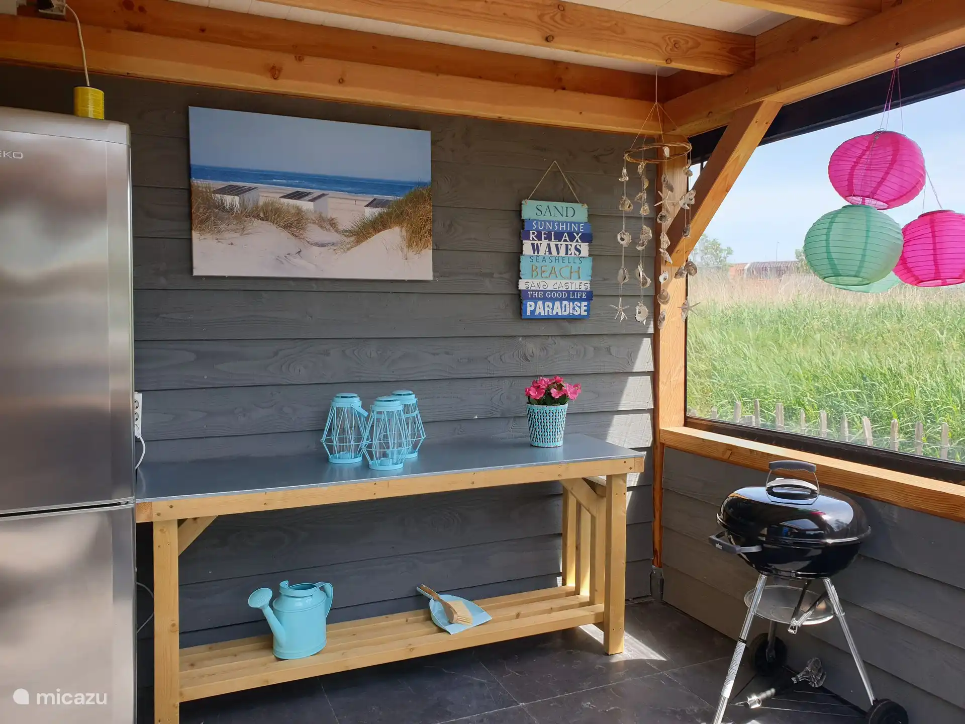 Großes Vordach mit zusätzlichem Kühl-/Gefrierschrank und Weber-Grill