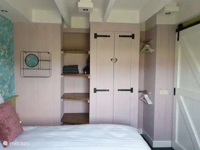 `t Bullekroffie Kakelbont 62 | Pays-Bas, Hollande du Nord, Oudesluis - maison de vacances Chambre double au rez-de-chaussée, avec de bons lits et suffisamment d'espace de rangement