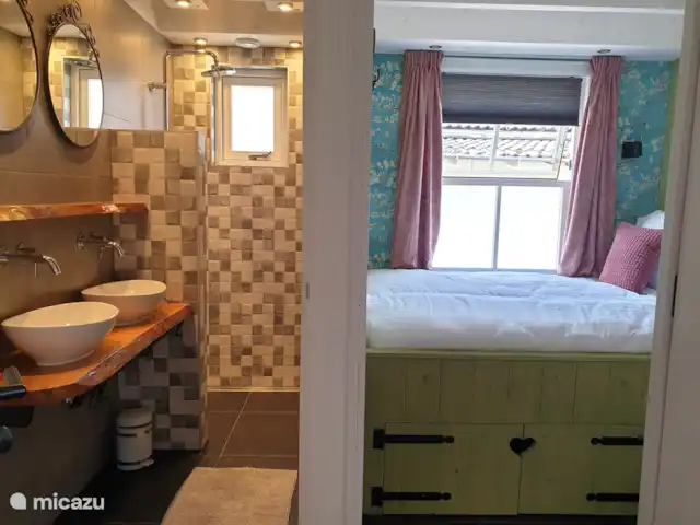 `t Bullekroffie Kakelbont 62 | Pays-Bas, Hollande du Nord, Oudesluis - maison de vacances 2ème petite chambre en bas.
Nous appelons cela la chambre à lit box, confortable et romantique. Mais les enfants aiment aussi dormir ici. Il y a de nombreuses étagères pour ranger vos affaires.
avec la salle de bain à côté