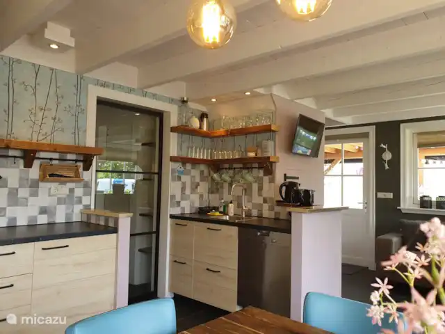 `t Bullekroffie Kakelbont 62 | Pays-Bas, Hollande du Nord, Oudesluis - maison de vacances Cuisine avec grande cuisinière, four, réfrigérateur et lave-vaisselle.
cafetière à filtre et bouilloire