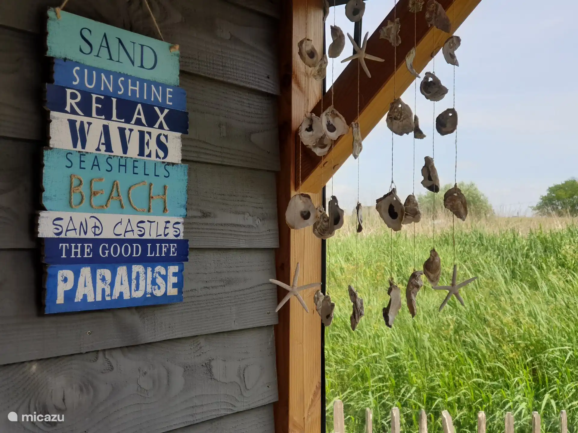 Großes Vordach mit Weber-Grill, zusätzlicher Kühl-/Gefrierschrank, Außenküche