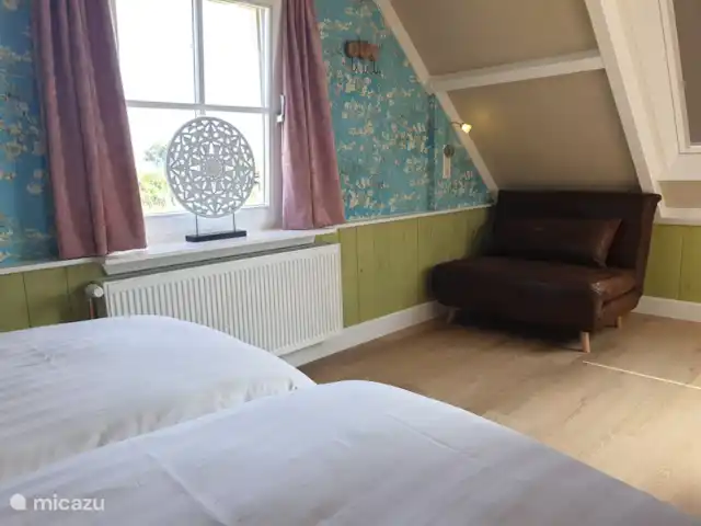 `t Bullekroffie Kakelbont 62 | Pays-Bas, Hollande du Nord, Oudesluis - maison de vacances Le 3ème lit dans les chambres à l'étage, la chaise est dépliée et un surmatelas est posé dessus pour que la 3ème personne puisse également bien dormir.