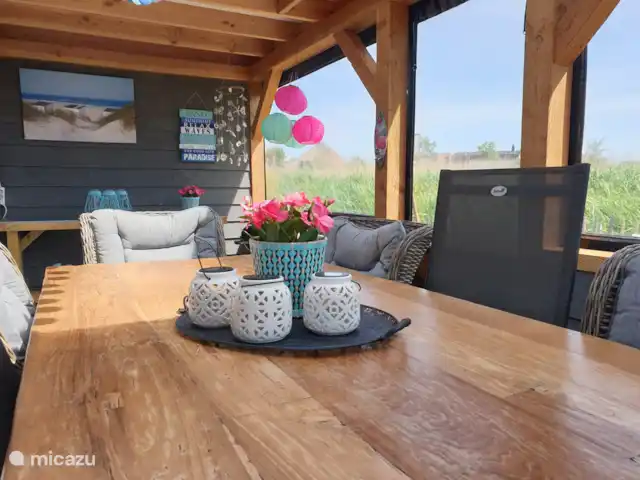 `t Bullekroffie Kakelbont 62 | Pays-Bas, Hollande du Nord, Oudesluis - maison de vacances Auvent avec vue dégagée, lucarne dans le toit et auvent pouvant être fermé avec des voiles, vous pouvez donc vous asseoir ici lorsque le soleil brille pendant un moment.