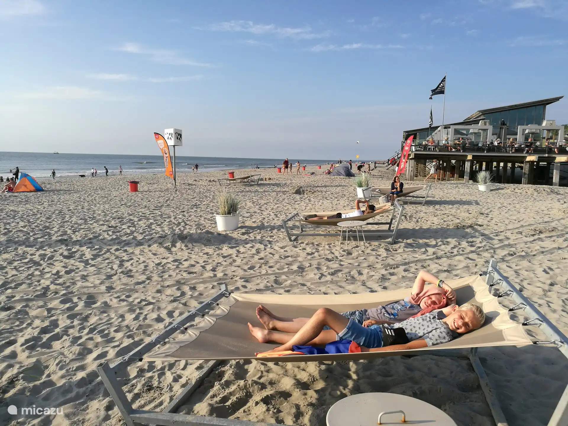 Der schöne Strand von Callantsoog mit seinen Strandbars, die das ganze Jahr über geöffnet sind. Wir sagen immer, dass das ganze Jahr über Strandwetter herrscht.