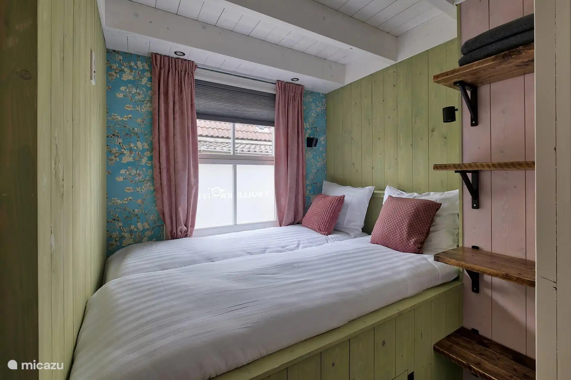 Das Alkoven-Schlafzimmer im Erdgeschoss mit Fenster, gemütlich und gemütlich