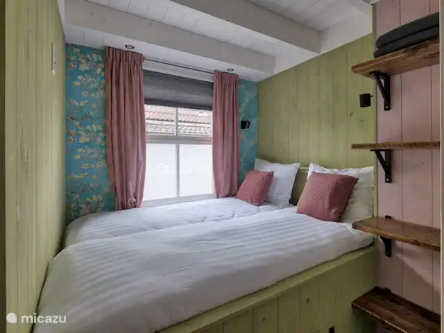 `t Bullekroffie Kakelbont 62 | Pays-Bas, Hollande du Nord, Oudesluis - maison de vacances La chambre avec lit box en bas avec fenêtre, douillette et douillette