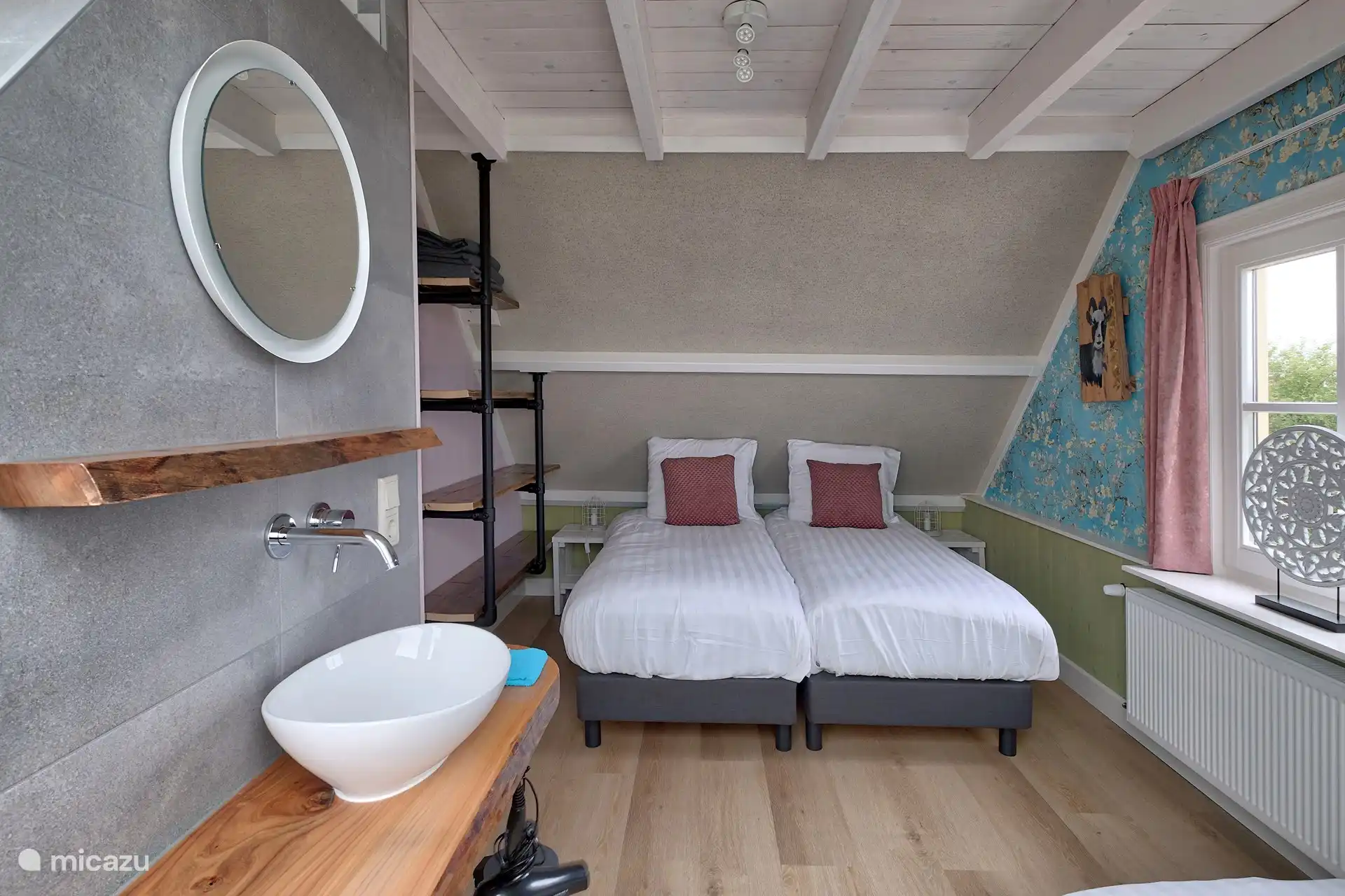 Im Obergeschoss befinden sich 2 Schlafzimmer für 3 Personen mit Waschbecken und Dusche in jedem Schlafzimmer. Wie luxuriös soll es sein?