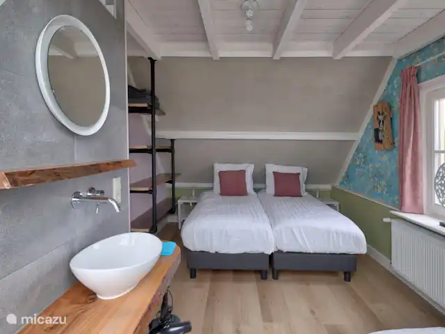 `t Bullekroffie Kakelbont 62 | Pays-Bas, Hollande du Nord, Oudesluis - maison de vacances A l'étage 2 chambres pour 3 personnes avec un lavabo et douche dans chaque chambre. À quel point le voulez-vous luxueux ?