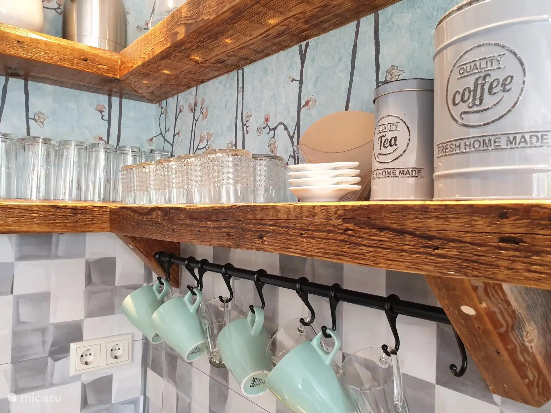 In den ersten Tagen stehen Ihnen immer Kaffee und Tee zur Verfügung, wir freuen uns über einen herzlichen Empfang. Der Kühlschrank ist an, die Heizung ist an.