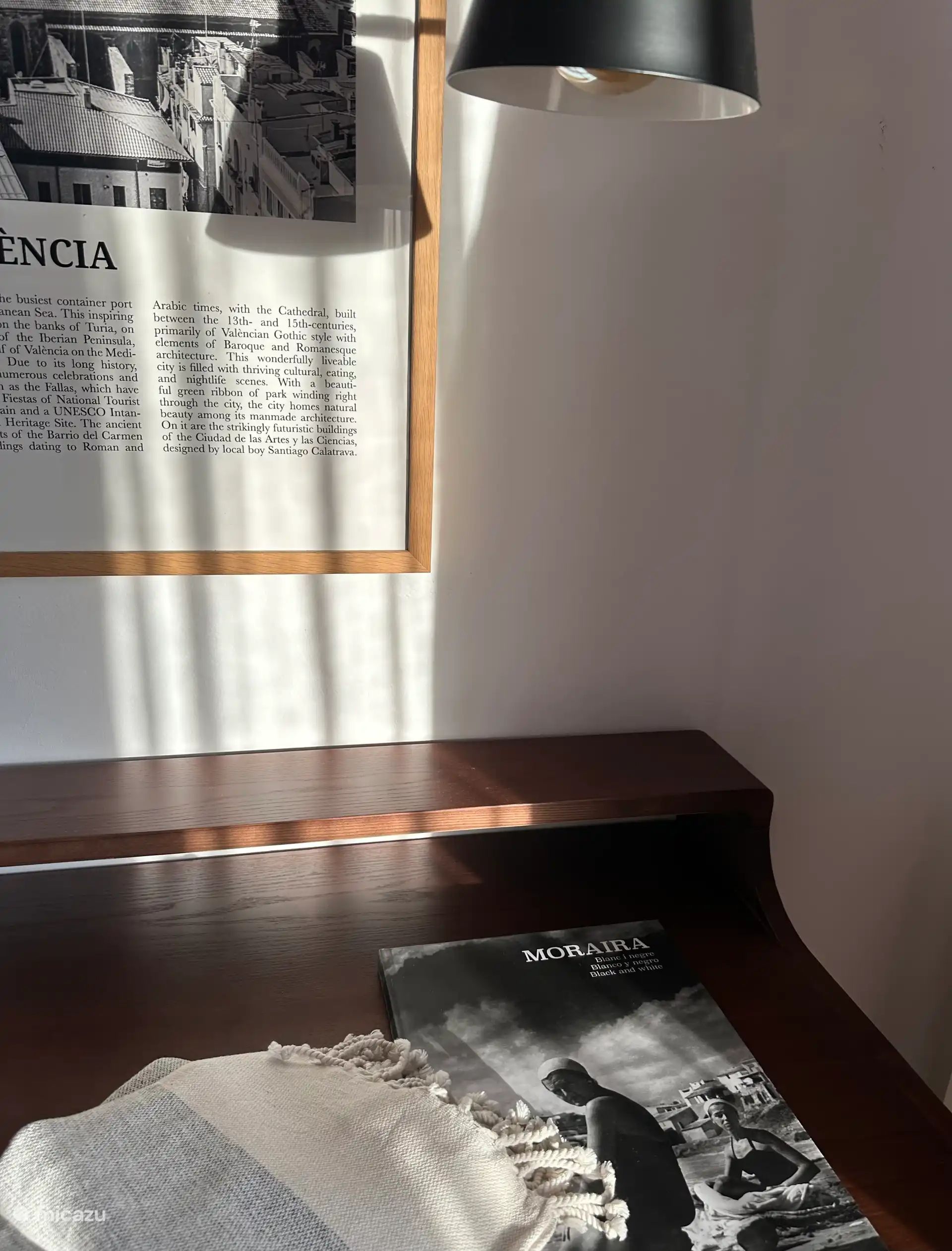 Master bedroom heeft een sfeervol bureau om rustig te werken met zicht op zee.