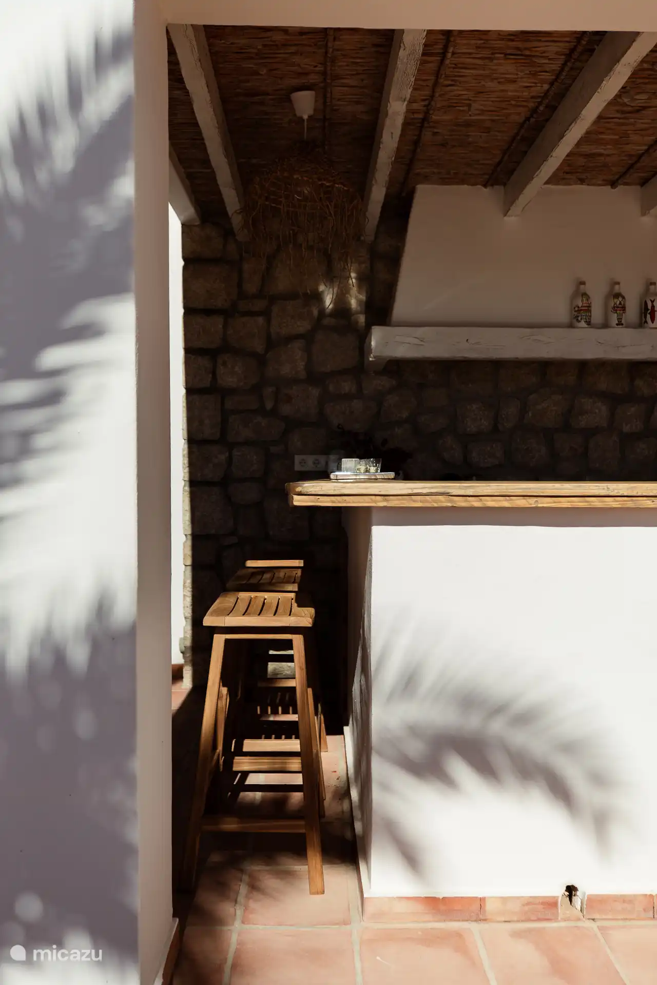 Bar en outdoor kitchen met ijskast, kookvuur, oven, koffiezet, waterkoker, ...