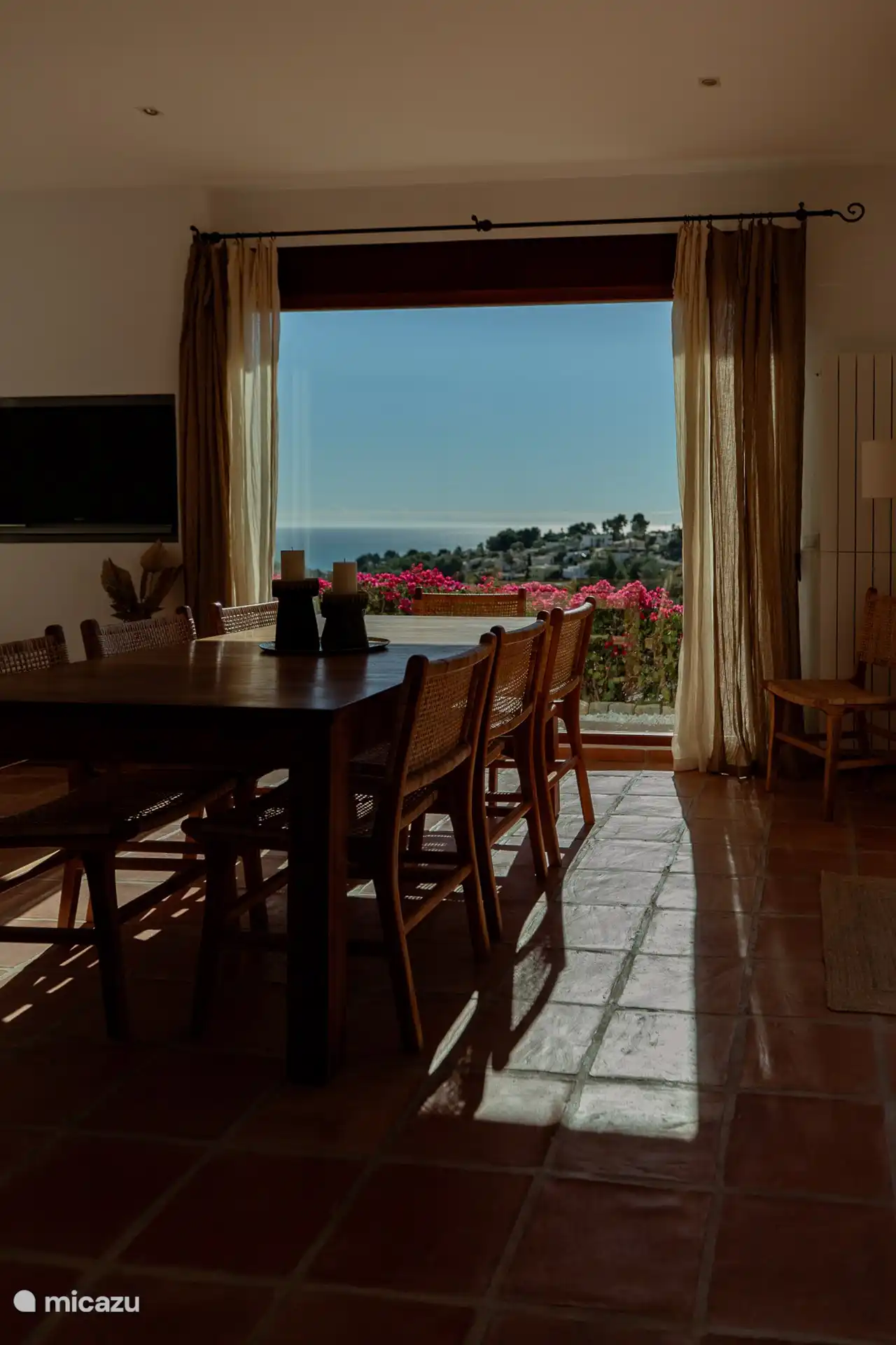 Salle à manger avec vue sur la mer