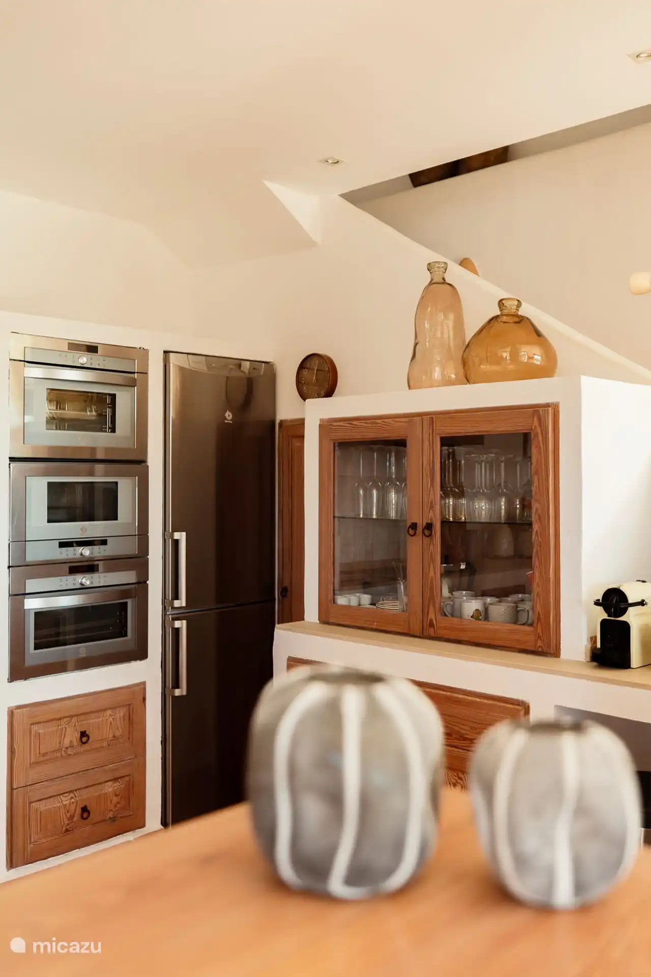 Cuisine entièrement équipée avec cuiseur vapeur, lave-vaisselle, four, cuisinière, micro-ondes, réfrigérateur, congélateur, machine Nespresso, cafetière SMEG, presse-agrumes SMEG, bouilloire SMEG...