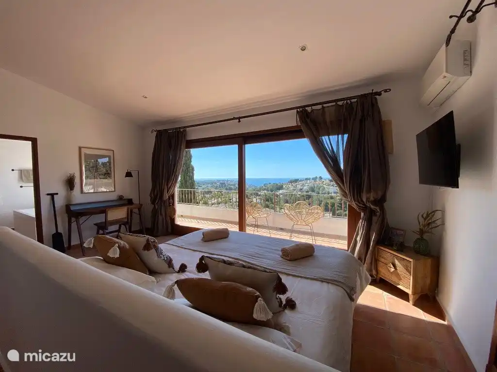 Chambre principale et salle de bain avec vue sur la mer
