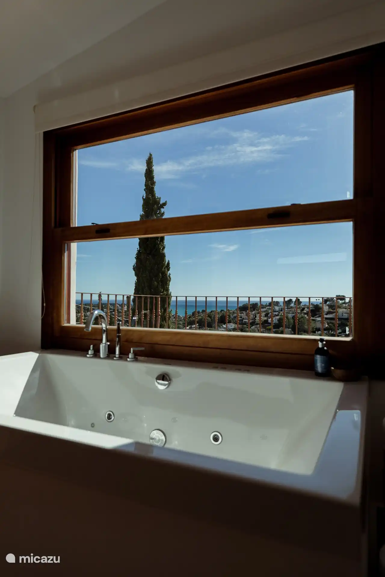 Bain à remous avec vue sur la mer, salle de bain de la chambre principale
