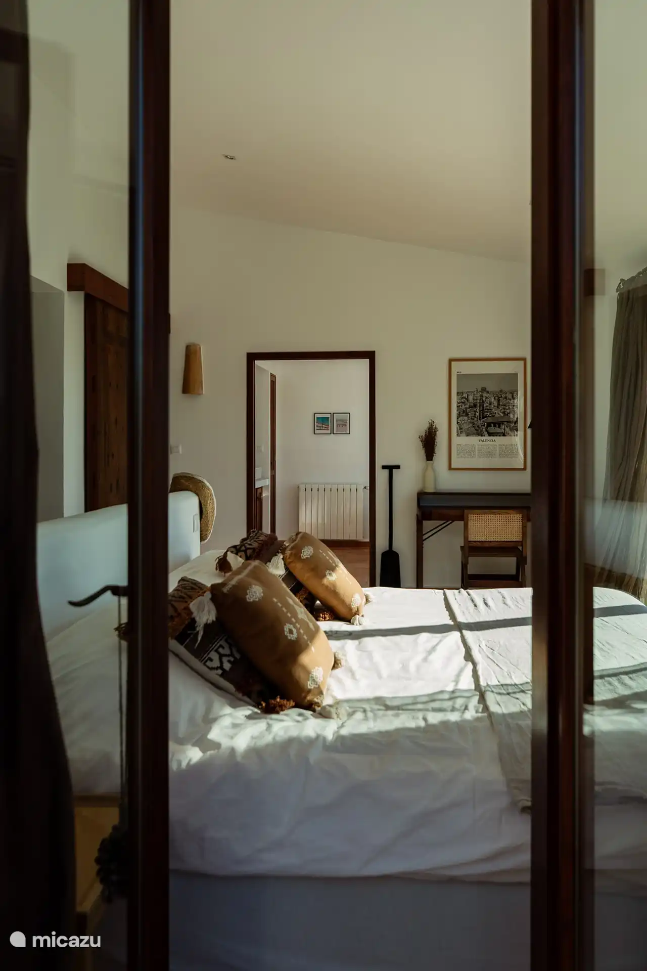 Chambre parentale avec climatisation, salle de bain attenante avec 2 lavabos, baignoire, salle de douche séparée avec toilettes, dressing, TV, bureau, grande terrasse avec 2 chaises et terrasse séparée.