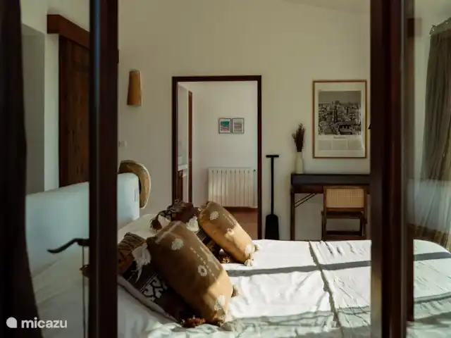 NOUVEAU! Casa Llobarro belle vue sur la mer | Espagne, Costa Blanca, Benissa - villa Chambre parentale avec climatisation, salle de bain attenante avec 2 lavabos, baignoire, salle de douche séparée avec toilettes, dressing, TV, bureau, grande terrasse avec 2 chaises et terrasse séparée.