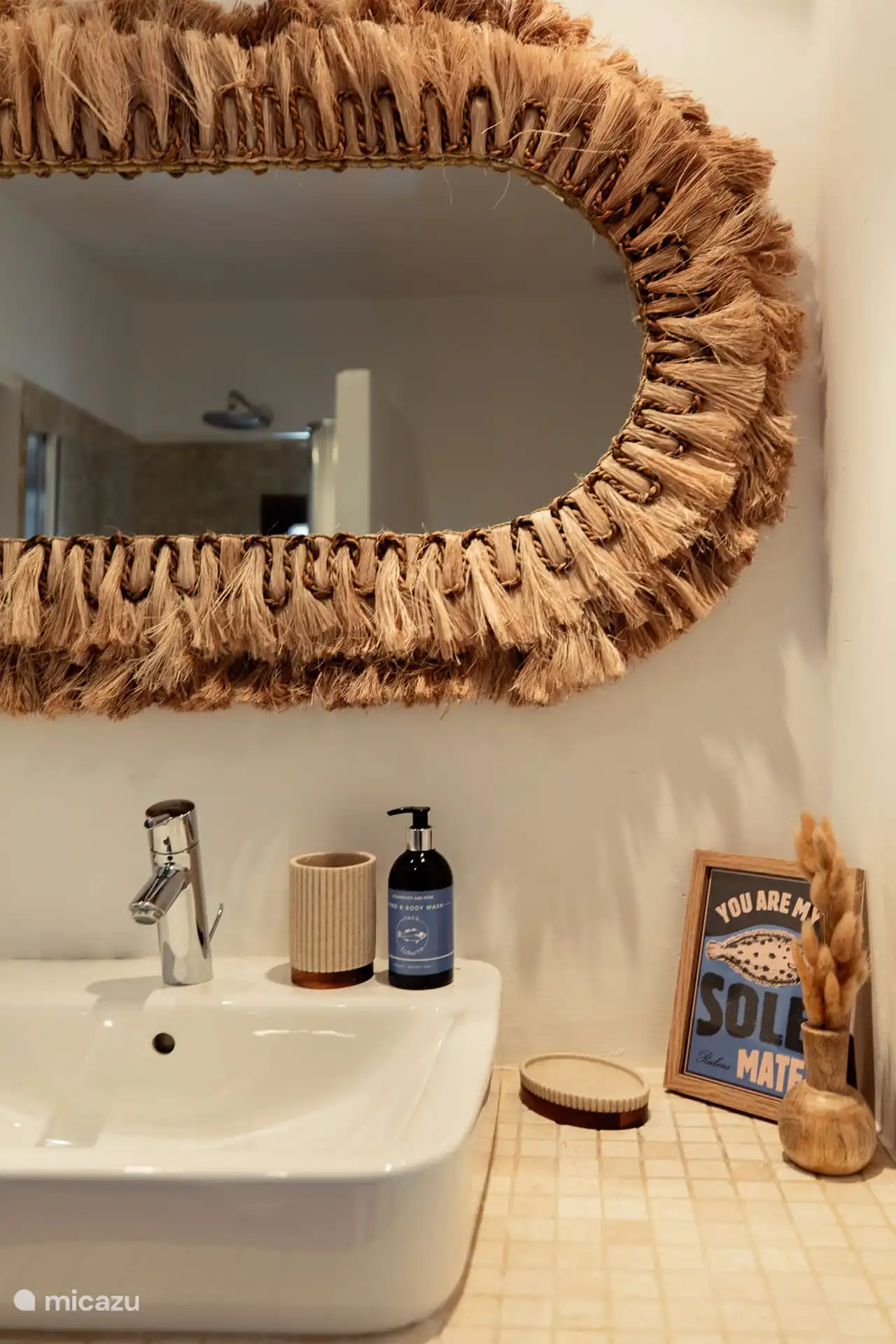 Salle de bain attenante 2ème chambre avec lavabo, douche et WC