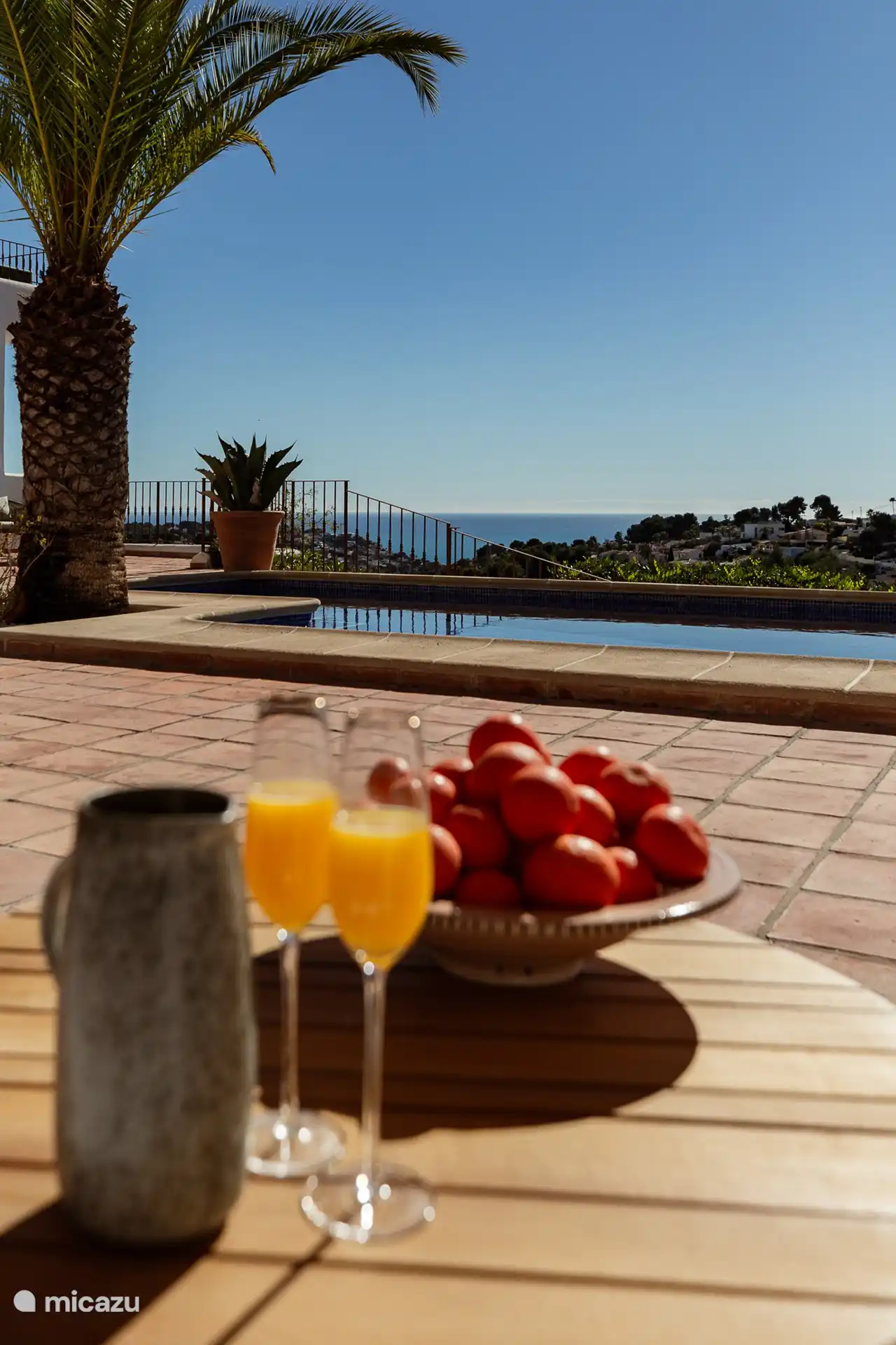 Piscine avec vue sur la mer