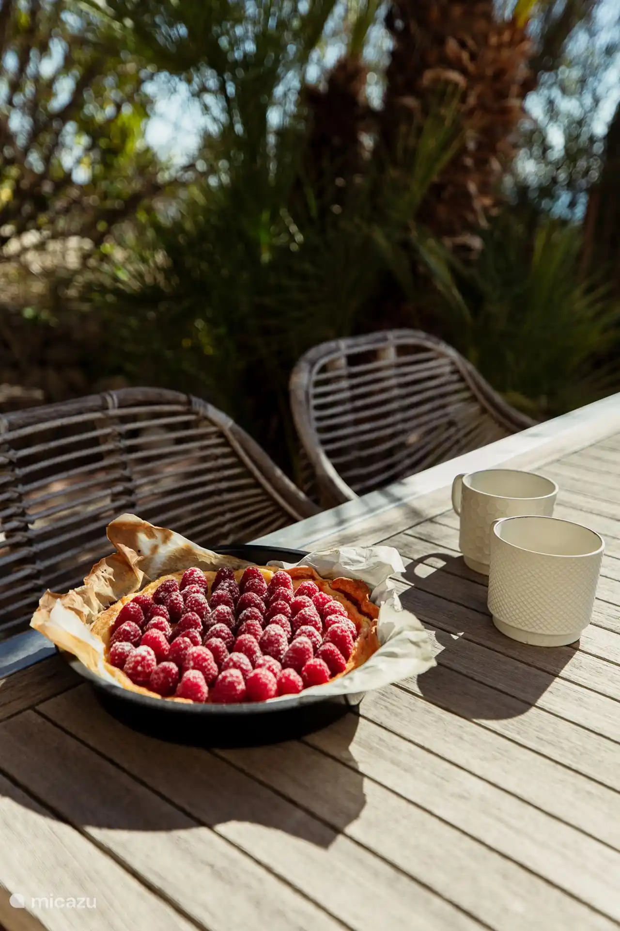 La maison dispose de plusieurs terrasses, coins et recoins.