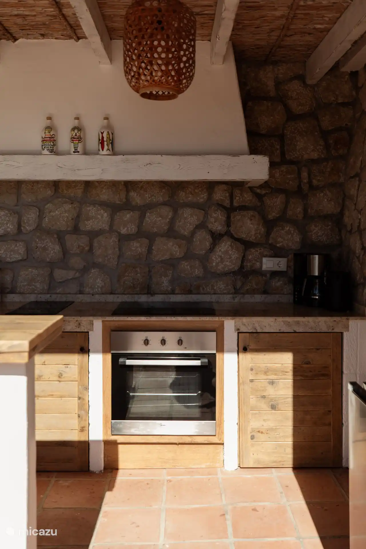 Cuisine extérieure avec cuisinière, réfrigérateur et four