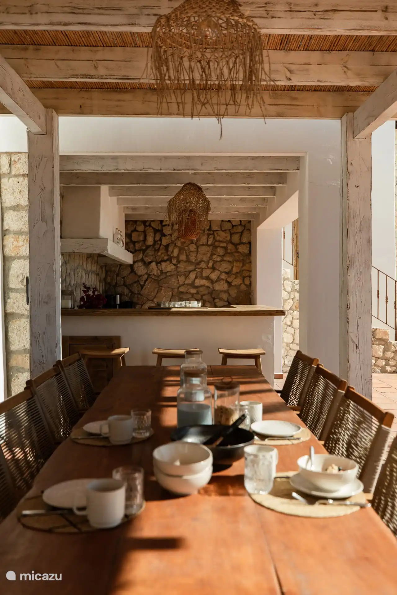 Table à manger pour 8 personnes, bar et cuisine extérieure avec cuisinière et four