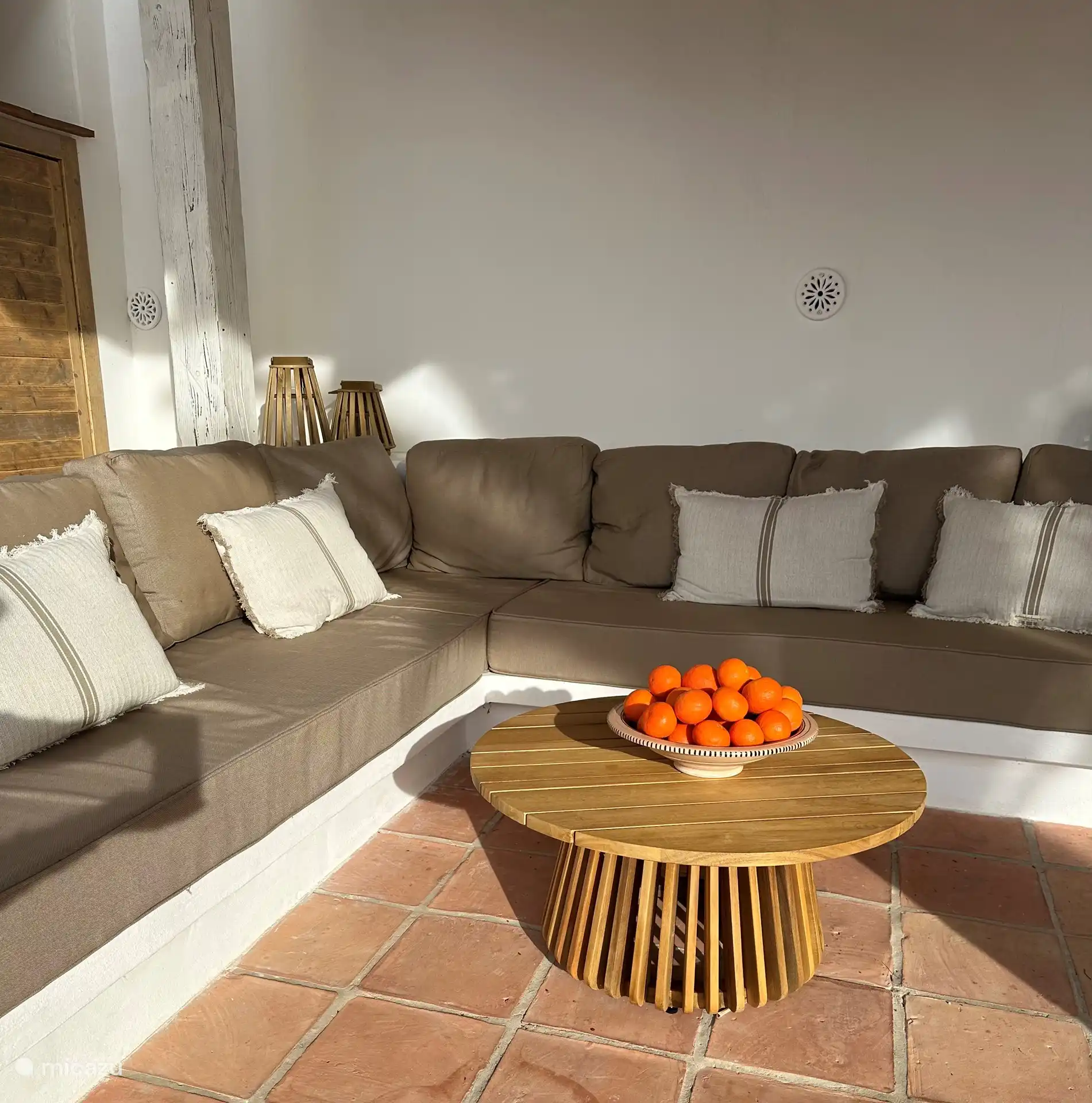 Salon lounge sous terrasse couverte