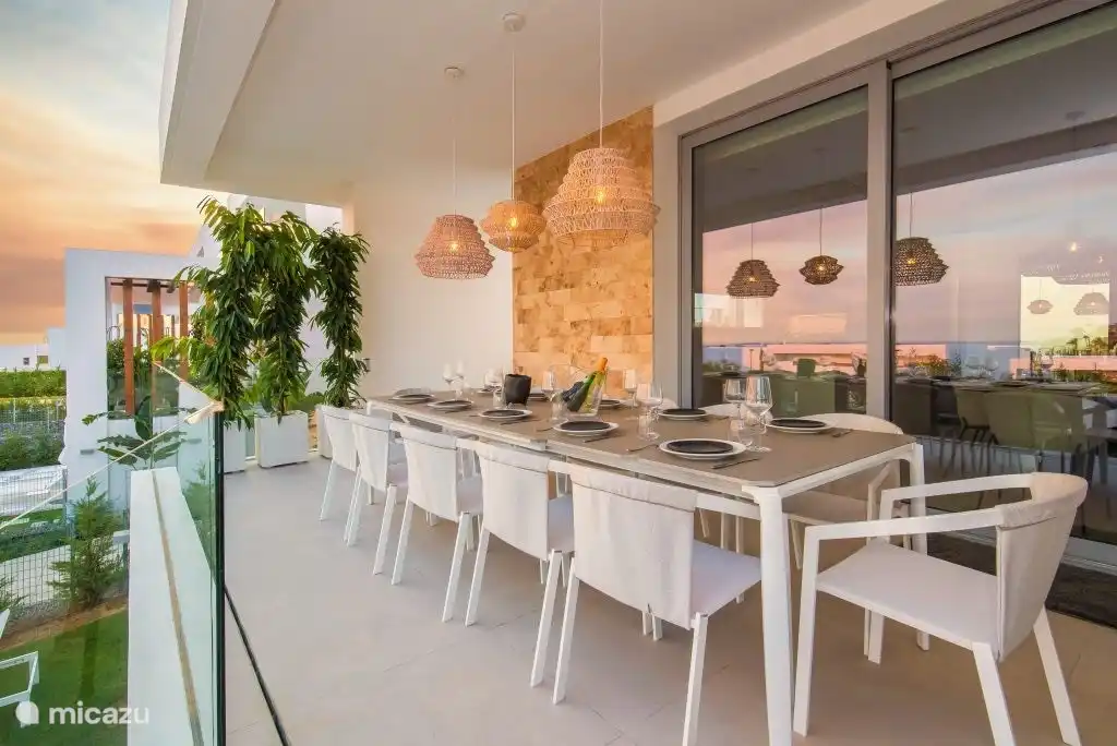 Esstisch für 12 Personen