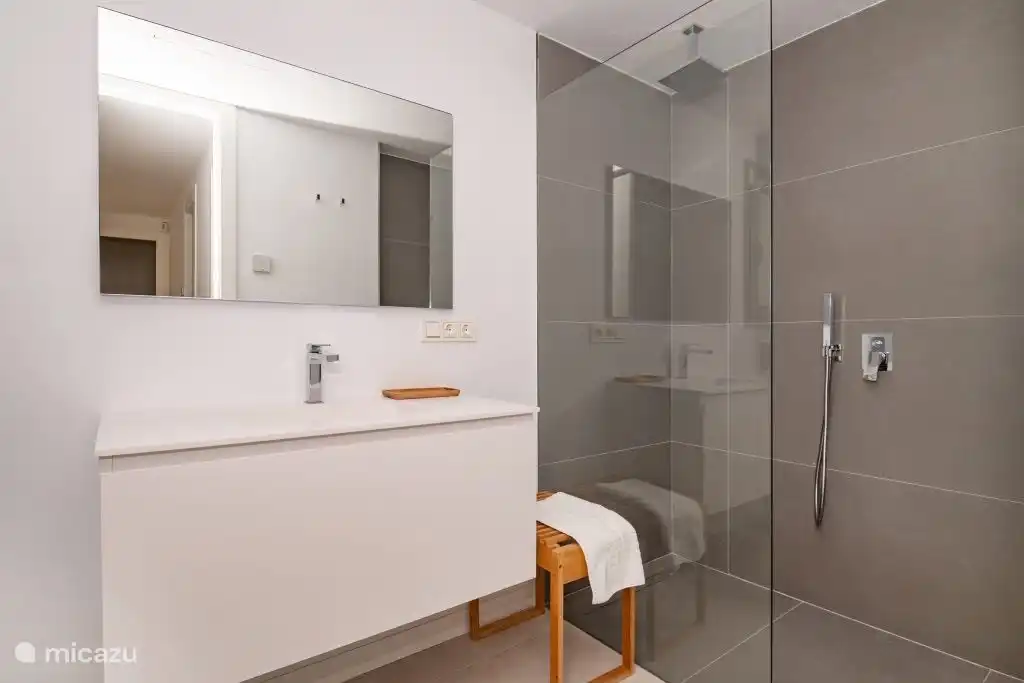 Badezimmer en Suite im Erdgeschoss