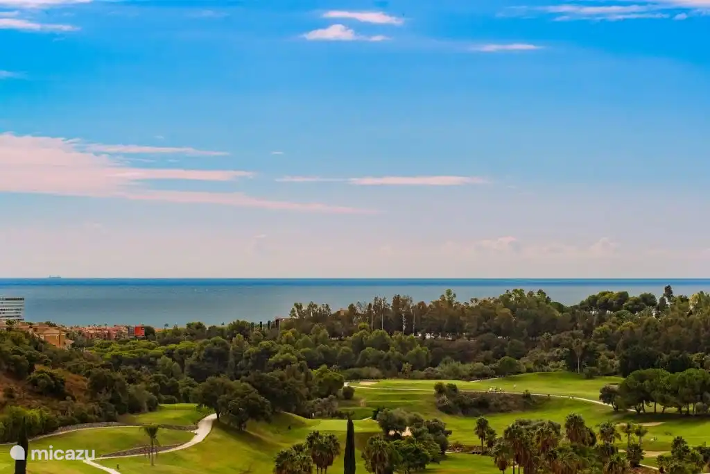 Blick über Golfplatz und Meer