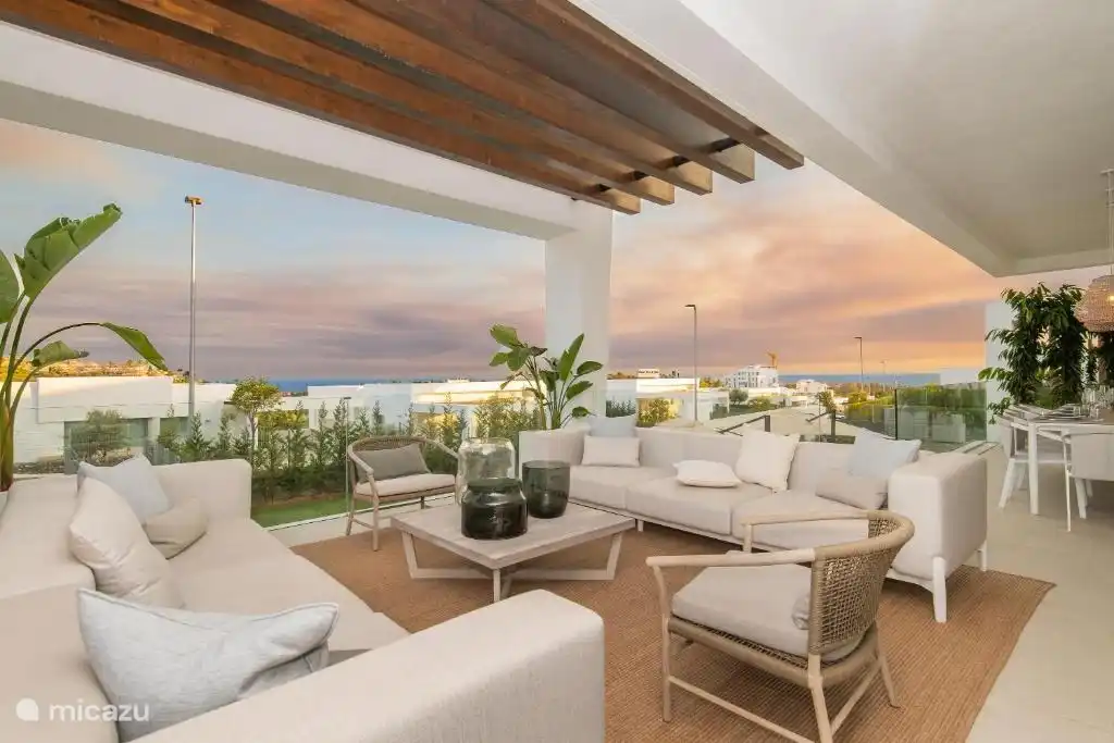 Lounge-Set auf der Terrasse mit Meerblick