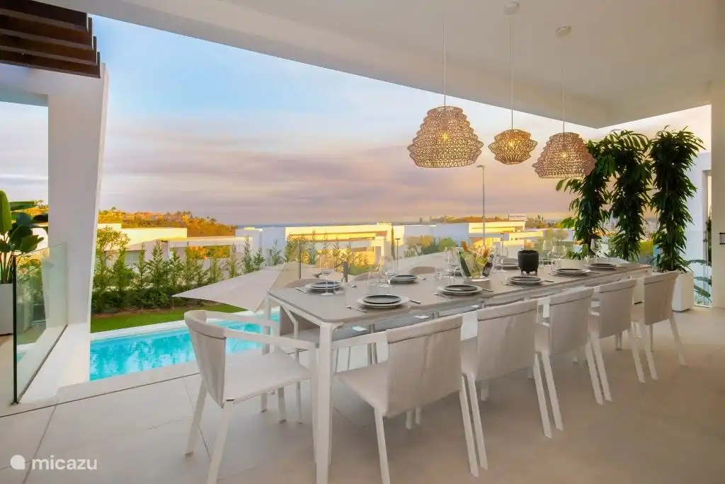 Speisen Sie auf der Terrasse