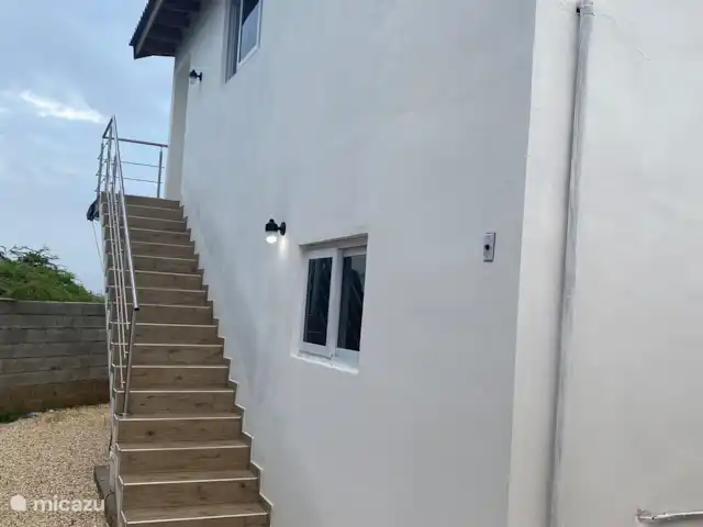 Location de Vacances Curaçao, Curaçao-Centre, Mahuma, appartement - Appartement Romar Ici vous avez les escaliers menant à l'appartement avec une belle vue.