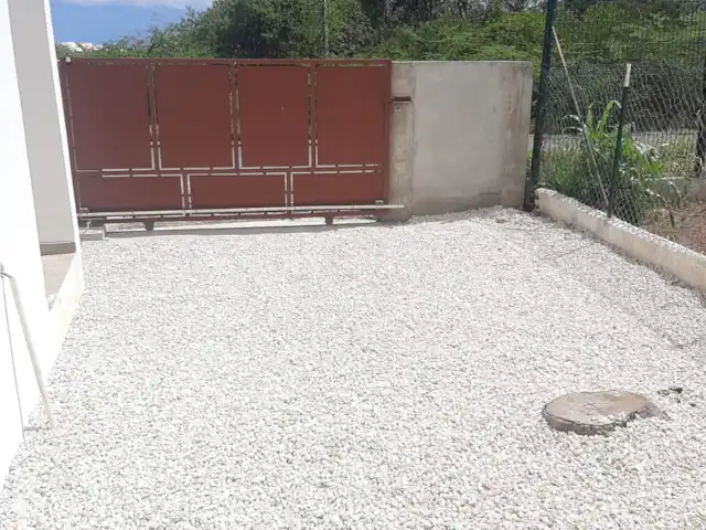 Location de Vacances Curaçao, Curaçao-Centre, Mahuma, appartement - Appartement Romar Vous pouvez garer votre voiture sur votre propre propriété via ce portail automatique