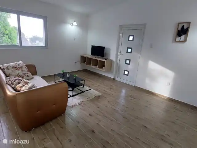 Location de Vacances Curaçao, Curaçao-Centre, Mahuma, appartement - Appartement Romar Vue sur la porte d'entrée. Comme vous pouvez le constater, tout est épuré et fraîchement décoré.