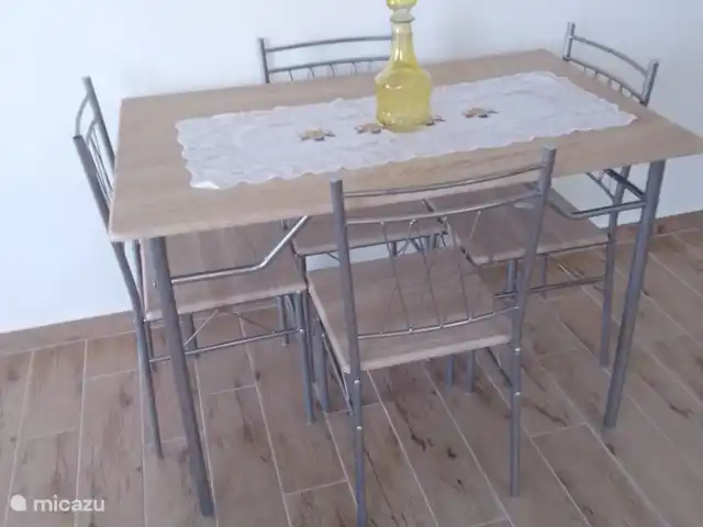 Location de Vacances Curaçao, Curaçao-Centre, Mahuma, appartement - Appartement Romar Un joli petit coin repas avec des chaises assorties