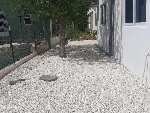 Location de Vacances Curaçao, Curaçao-Centre, Mahuma, appartement - Appartement Romar Voici une vue de l'endroit où vous pouvez garer votre voiture