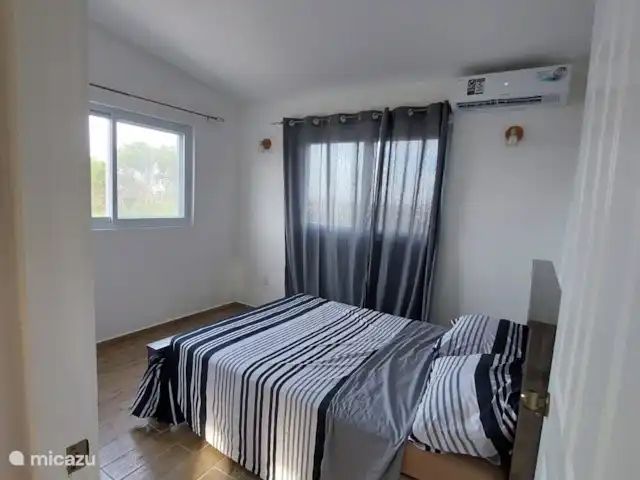 Location de Vacances Curaçao, Curaçao-Centre, Mahuma, appartement - Appartement Romar C'est la chambre à l'avant de l'appartement. Un look frais et léger.