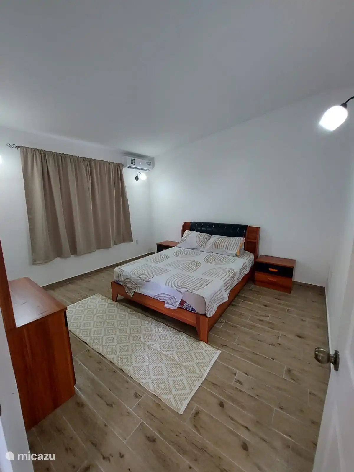 Here you see the largest room of the apartment. With a spacious bed.