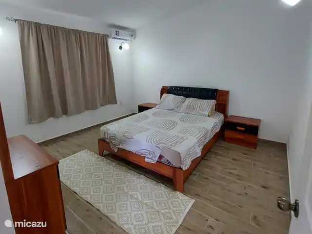Location de Vacances Curaçao, Curaçao-Centre, Mahuma, appartement - Appartement Romar Ici vous voyez la plus grande pièce de l'appartement. Avec un lit spacieux.