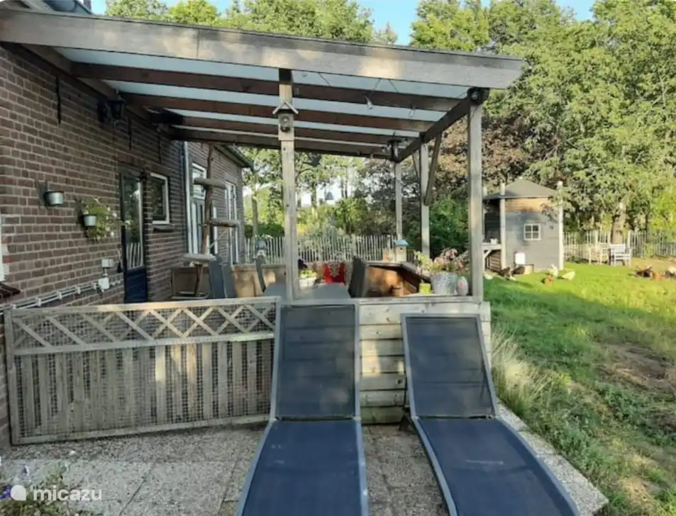 De terras weer of geen weer hier kun je toch even lekker buiten zitten 
Dit gedeelte zal wel binnenkort verbouwd worden het kan voorkomen dat het terras hierdoor tijdelijk niet beschikbaar is 