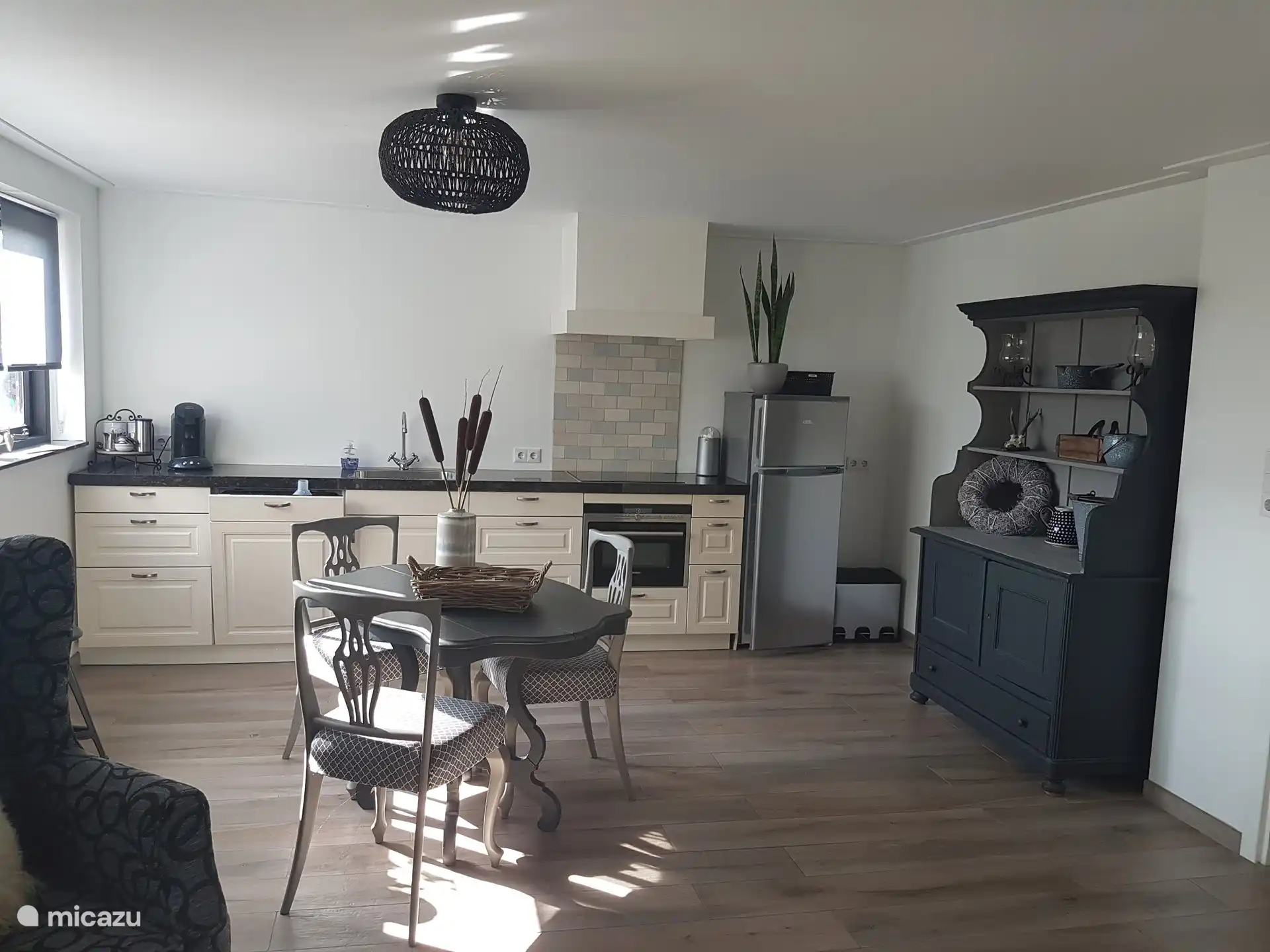 De open keuken aangrenzend aan de woonkamer volledig ingericht