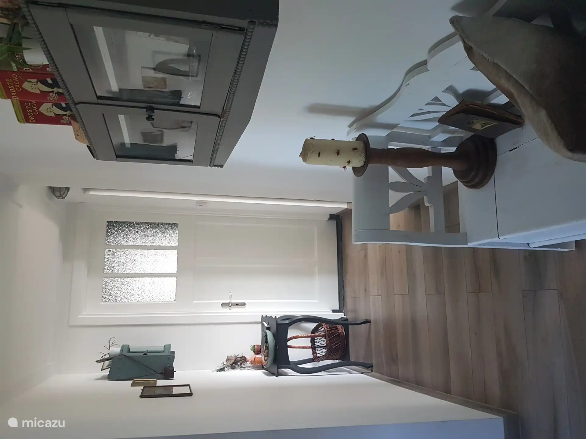 De hal met rechts de ingang naar de woonkamer en links een tafeltje met wat lekkers en ons gastenboek (hou u vooral niet in)