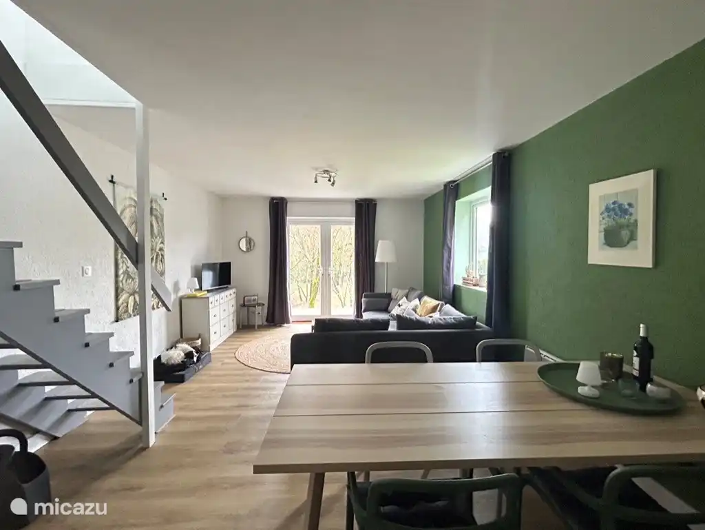 Village le Chat 155 - woonkamer gezien vanuit de open keuken.