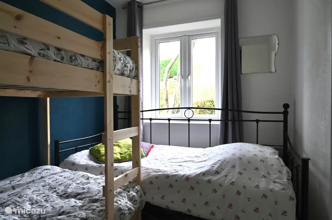 Village le Chat 155 - slaapkamer aan de voorzijde met 3 slaapplekken (stapelbed en eenpersoonsbed).