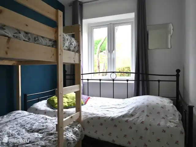 Village Le Chat 155 huren in Frankrijk, Charente, Écuras - vakantiehuis Village le Chat 155 - slaapkamer aan de voorzijde met 3 slaapplekken (stapelbed en eenpersoonsbed).